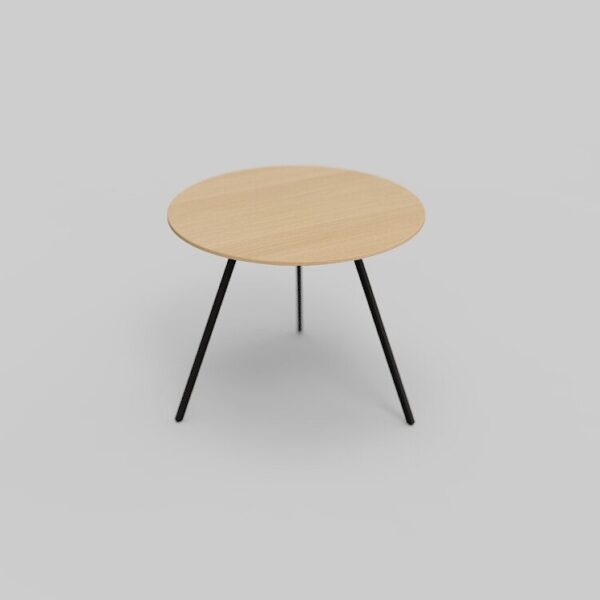 Een moderne, ronde houten bijzettafel met een lichtbruin oppervlak en zwarte, slanke metalen poten staat centraal op een effen, lichtgrijze achtergrond.