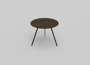 Een kleine, ronde houten tafel met een donkerbruin blad en drie slanke, zwarte metalen poten, tegen een effen grijze achtergrond.
