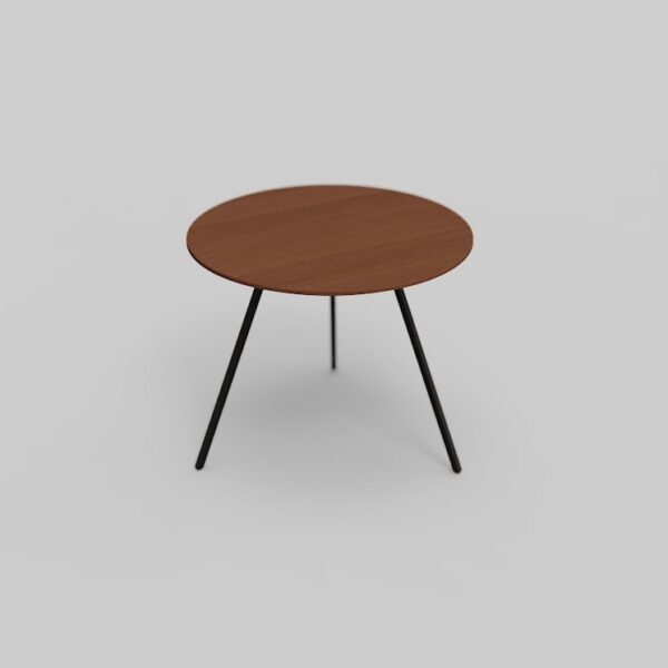 Een klein, rond houten tafeltje met een glad bruin oppervlak en drie slanke, zwarte poten, staat op een effen, lichtgrijze achtergrond.