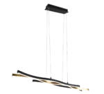 Een moderne, hangende plafondlamp met strakke, gebogen zwarte en gouden elementen. Het ontwerp heeft verweven stroken die een artistieke, eigentijdse look creëren, hangend aan een rechthoekige zwarte houder met dunne ondersteunende kabels.