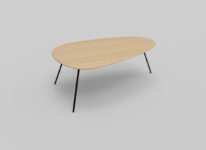 De Izola SALONTAFEL.ST120 EL21 is een minimalistische salontafel met een onregelmatig ovaal licht houten blad en drie slanke zwarte metalen poten, afgebeeld tegen een effen lichtgrijze achtergrond.