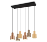 Een moderne hanglamp met zes cilindrische kappen in verschillende aardtinten, opgehangen aan een zwarte rechthoekige basis met zwarte snoeren.