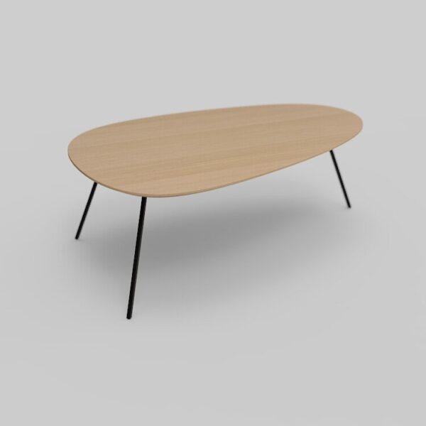 Een lichte, ovale salontafel van hout met dunne, zwarte metalen poten tegen een effen grijze achtergrond.