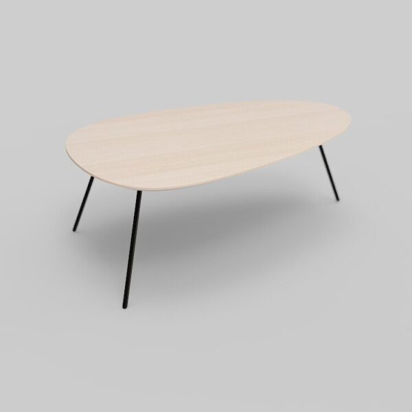 Een ovale houten tafel met zwarte, slanke metalen poten tegen een effen, lichtgrijze achtergrond.