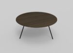 Een ronde houten tafel met een donkere afwerking en dunne, zwarte metalen poten staat op een effen lichtgrijze achtergrond.