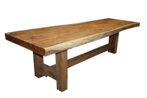 Een grote houten tafel met een natuurlijk, ongelijkmatig randontwerp. De tafel heeft een glad, lichtbruin oppervlak en stevige, rechthoekige poten die met elkaar verbonden zijn door een horizontale steunbalk.