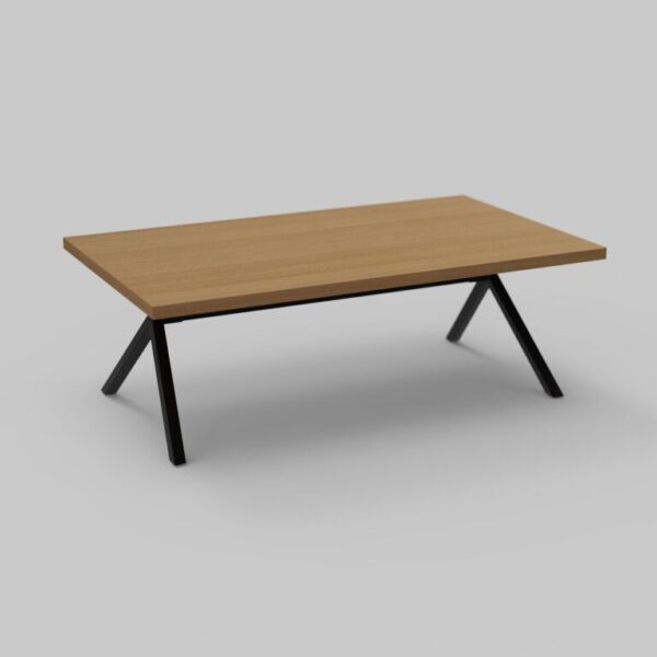 Een rechthoekige houten tafel met zwarte metalen poten die schuin zijn geplaatst, tegen een effen grijze achtergrond.