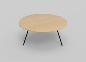 De Izola SALONTAFEL.RO90 EL99 is een minimalistische ronde salontafel met een licht houten blad en drie zwarte, schuin geplaatste metalen poten, afgebeeld tegen een effen lichtgrijze achtergrond.
