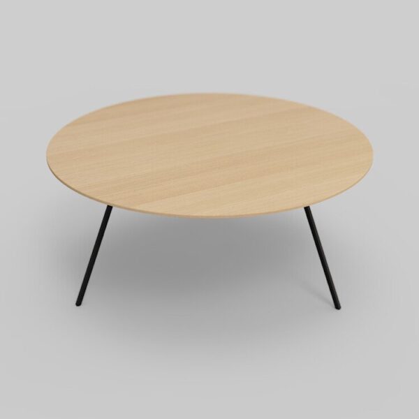 De Izola SALONTAFEL.RO90 EL99 is een minimalistische ronde salontafel met een licht houten blad en drie zwarte, schuin geplaatste metalen poten, afgebeeld tegen een effen lichtgrijze achtergrond.