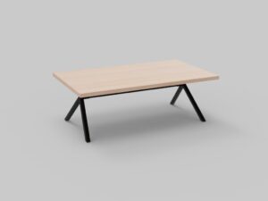 Een moderne rechthoekige houten salontafel met een licht houten oppervlak en strakke, zwarte, metalen, schuine poten, tegen een effen grijze achtergrond.