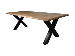 Een rechthoekige houten tafel met een natuurlijke afwerking en strakke randen wordt ondersteund door twee zwarte, X-vormige metalen poten. Het ontwerp combineert rustieke en moderne stijlen, geschikt voor eet- of kantoorruimtes.