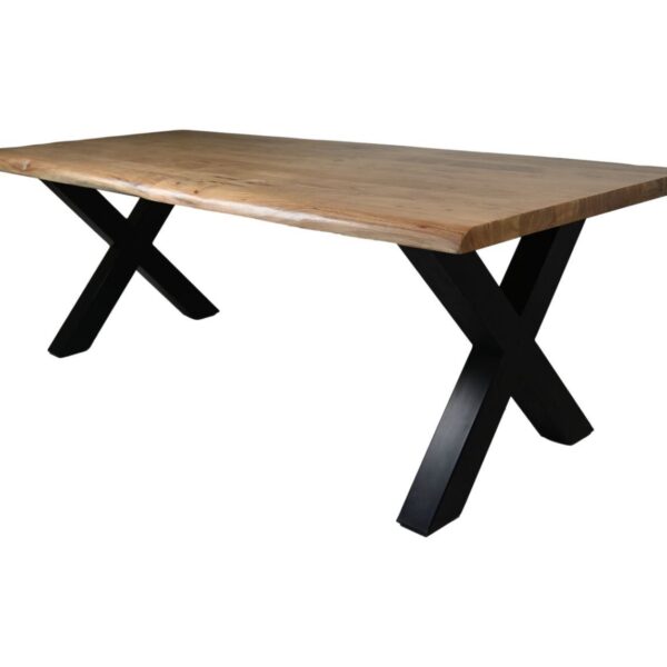 Een rechthoekige houten tafel met een natuurlijke afwerking en strakke randen wordt ondersteund door twee zwarte, X-vormige metalen poten. Het ontwerp combineert rustieke en moderne stijlen, geschikt voor eet- of kantoorruimtes.