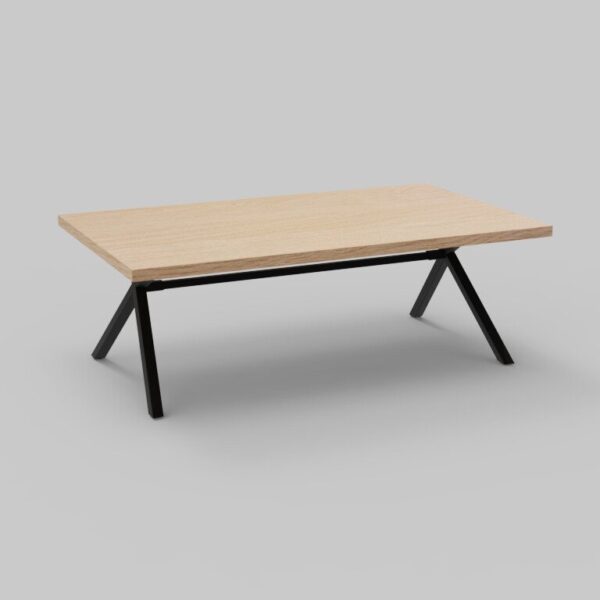 Een minimalistische houten salontafel met een lichtbruin rechthoekig blad en zwarte metalen A-vormige poten, afgezet tegen een effen grijze achtergrond.
