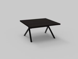 Een minimalistische, moderne, vierkante tafel van donker hout met vier schuine poten staat op een effen grijze achtergrond.