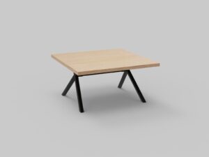 Een minimalistische vierkante tafel met een licht houten blad en zwarte metalen poten, tegen een grijze achtergrond. De tafel heeft een modern design met de poten naar buiten gericht.