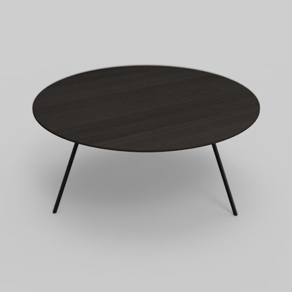 Een minimalistische ronde salontafel met een donker houten blad en drie slanke zwarte metalen poten, afgezet tegen een effen lichtgrijze achtergrond.