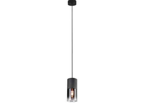 Een enkele zwarte hanglamp in industriële stijl met een cilindrische staaf en een zichtbare lamp hangt aan het plafond. De armatuur is minimalistisch en modern van ontwerp.