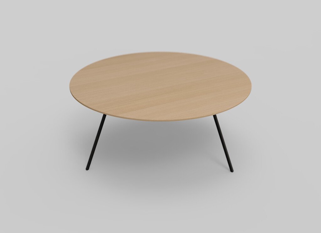 Een eenvoudige ronde houten tafel met een lichtbruine afwerking, ondersteund door vier slanke zwarte metalen poten, tegen een effen lichtgrijze achtergrond.