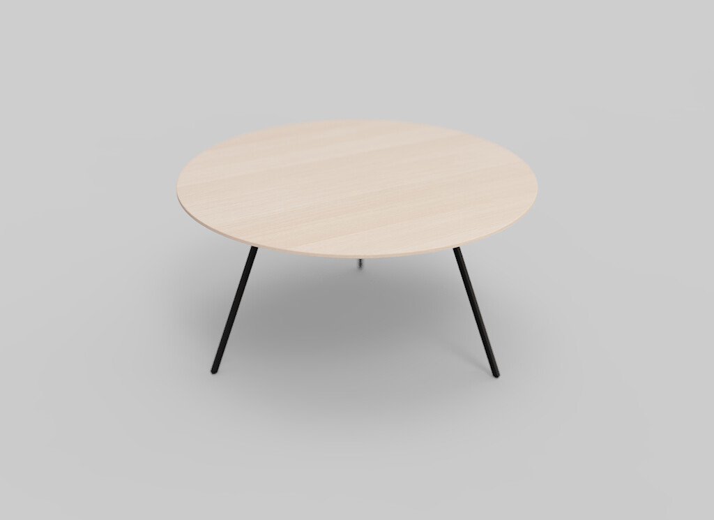 Een ronde houten tafel met een lichte afwerking en strakke, zwarte metalen poten tegen een effen lichtgrijze achtergrond.