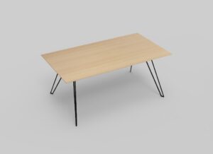 Een minimalistische houten tafel met een lichtbruin rechthoekig blad en vier zwarte metalen haarspeldpoten, tegen een effen lichtgrijze achtergrond.