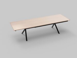 Een minimalistische houten tafel met een lichte afwerking en een rechthoekige vorm. Het heeft een eenvoudig ontwerp met zwarte, hoekige metalen poten. De tafel staat tegen een effen grijze achtergrond, wat de strakke lijnen en moderne esthetiek benadrukt.