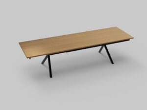 Een lange, rechthoekige houten tafel met een minimalistisch design, met een licht houten oppervlak en schuine, zwarte metalen poten, afgezet tegen een effen grijze achtergrond.