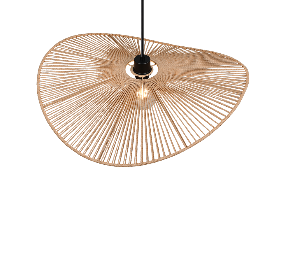 Een moderne hanglamp met een grote, waaiervormige geweven kap. Het ontwerp heeft een zwarte ophangkoord en voet, met ingewikkeld beige weefwerk dat licht doorlaat, wat een warme en uitnodigende ambiance creëert.