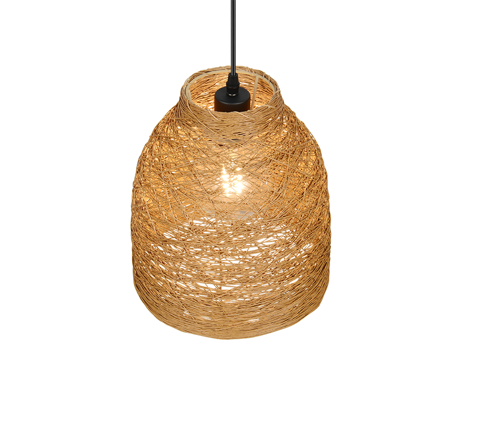 Geweven rotan hanglamp met een ingewikkeld gewikkeld ontwerp, hangend aan een zwart snoer. Het licht straalt een warme gloed uit, wat de textuur van het natuurlijke materiaal benadrukt.