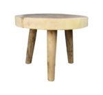Een kleine, ronde houten tafel met een glad, lichtgekleurd tafelblad. Het heeft drie cilindrische poten, elk gemaakt van hetzelfde lichte hout, wat het een rustieke en natuurlijke uitstraling geeft. De tafel staat op een witte achtergrond.