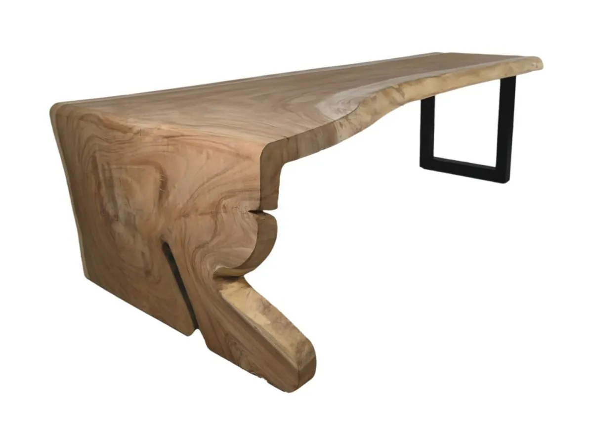 Een houten tafel met een onregelmatig, natuurlijk randontwerp en een glad oppervlak. Het heeft een metalen poot met een rechthoekig frame aan de ene kant, terwijl de andere kant een massief blok hout is, wat de unieke esthetiek versterkt.