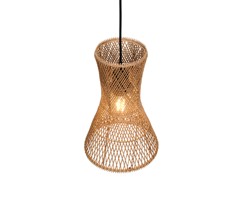 Een gevlochten rieten hanglamp met een zandlopervorm, hangend aan een zwarte kabel. De gloeilamp binnenin straalt een warme gloed uit, waardoor het ingewikkelde weefpatroon van de kap wordt benadrukt.