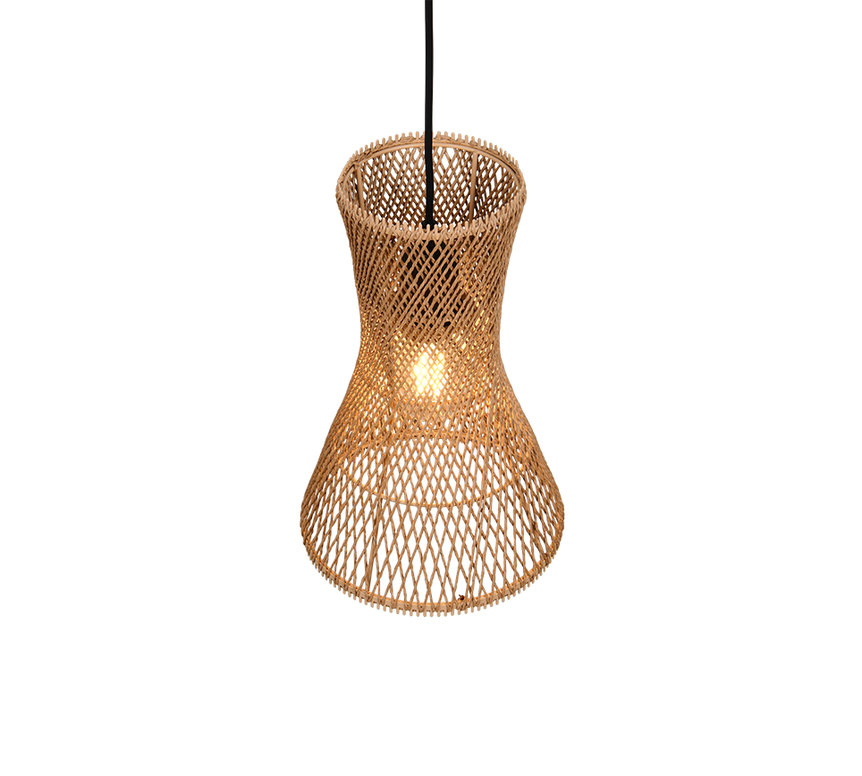 Een gevlochten rieten hanglamp met een zandlopervorm, hangend aan een zwarte kabel. De gloeilamp binnenin straalt een warme gloed uit, waardoor het ingewikkelde weefpatroon van de kap wordt benadrukt.