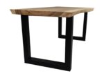 Een houten tafel met een live edge-blad en zwarte metalen poten. Het tafeloppervlak is glad met zichtbare houtnerfpatronen. De metalen poten vormen een rechthoekige vorm, wat een moderne en stijlvolle look creëert.