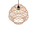 Een bolvormige hanglamp met een gloeiende gloeilamp erin, omhuld door een opengewerkt, roostervormig ontwerp van natuurlijke vezels. Het armatuur hangt aan een zwart snoer, wat een warme en rustieke uitstraling creëert.
