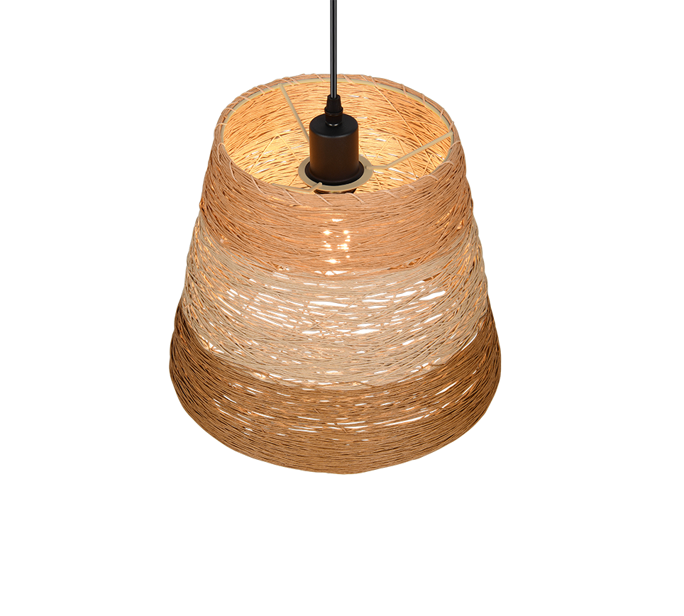 Een hanglamp met een geweven, getextureerde kap die een natuurlijke, aardse uitstraling heeft. De kap is gemaakt van dunne, bruinkleurige materialen, wat een gelaagd effect creëert. De lamp wordt getoond verlicht met een warme, sfeervolle gloed.