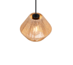 Een hangende hanglamp met een cilindrische geweven rotan kap, die zacht gloeit van warmte. De kap heeft een open, luchtig ontwerp, waardoor het licht er op ingewikkelde wijze doorheen kan filteren. Hij hangt aan een zwart snoer.