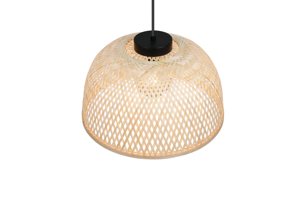 Een geweven rotan hanglamp die aan een zwart snoer hangt tegen een effen zwarte achtergrond. De lamp heeft een koepelvorm en een roosterpatroon, waardoor er warm licht doorheen schijnt en een gezellige sfeer ontstaat.