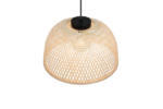 Een geweven rotan hanglamp die aan een zwart snoer hangt tegen een effen zwarte achtergrond. De lamp heeft een koepelvorm en een roosterpatroon, waardoor er warm licht doorheen schijnt en een gezellige sfeer ontstaat.