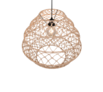 Een hangende lamp met een bolvormige geweven rotan kap, die een enkele zichtbare lamp in het midden laat zien. Het ontwerp heeft kruislings geplaatste patronen, wat een moderne en rustieke look geeft.