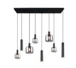 Een moderne hanglamp met zes hanglampen. Drie lampen hebben cilindrische kappen en gloeilampen erin, terwijl de andere drie lange, strakke buizen zijn. Ze hangen allemaal aan een rechthoekige zwarte basis.