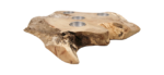 Een kaarsenhouder van natuurlijk hout met een robuuste, organische vorm. Het heeft vier ronde metalen inzetstukken voor kaarsen, die een rustiek, aards ontwerp met verschillende texturen en tinten laten zien.