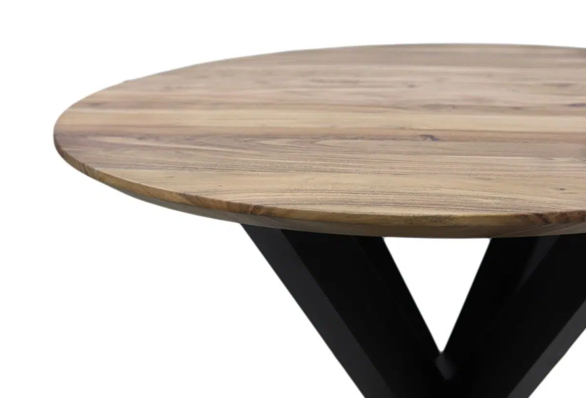 Ronde houten tafel met een natuurlijke afwerking op een zwart metalen onderstel. Het tafelblad toont een duidelijk houtnerfpatroon, wat bijdraagt aan een elegant, modern ontwerp.