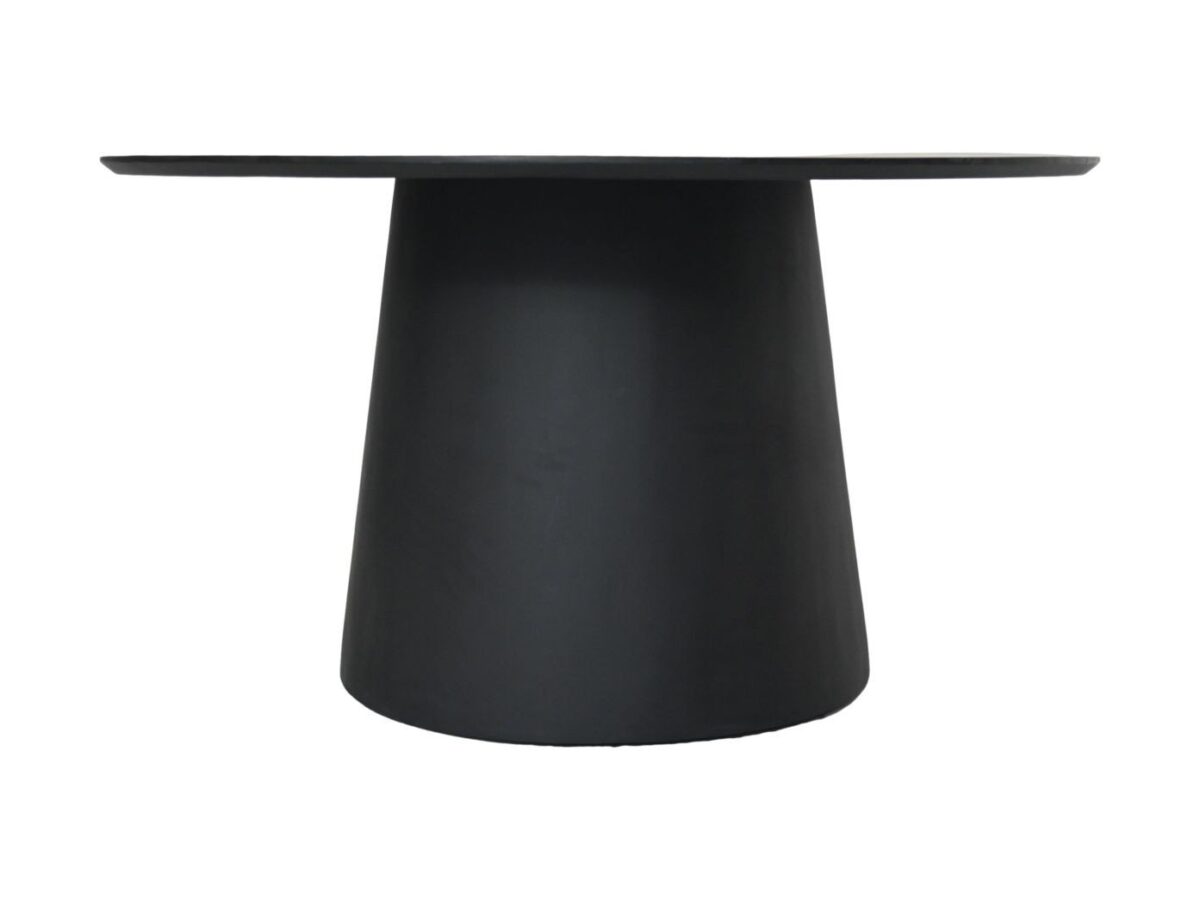 Een minimalistische zwarte ronde tafel met een brede, conische basis en een plat tafelblad. Het ontwerp is eenvoudig en modern, geschikt voor een eigentijds interieur.