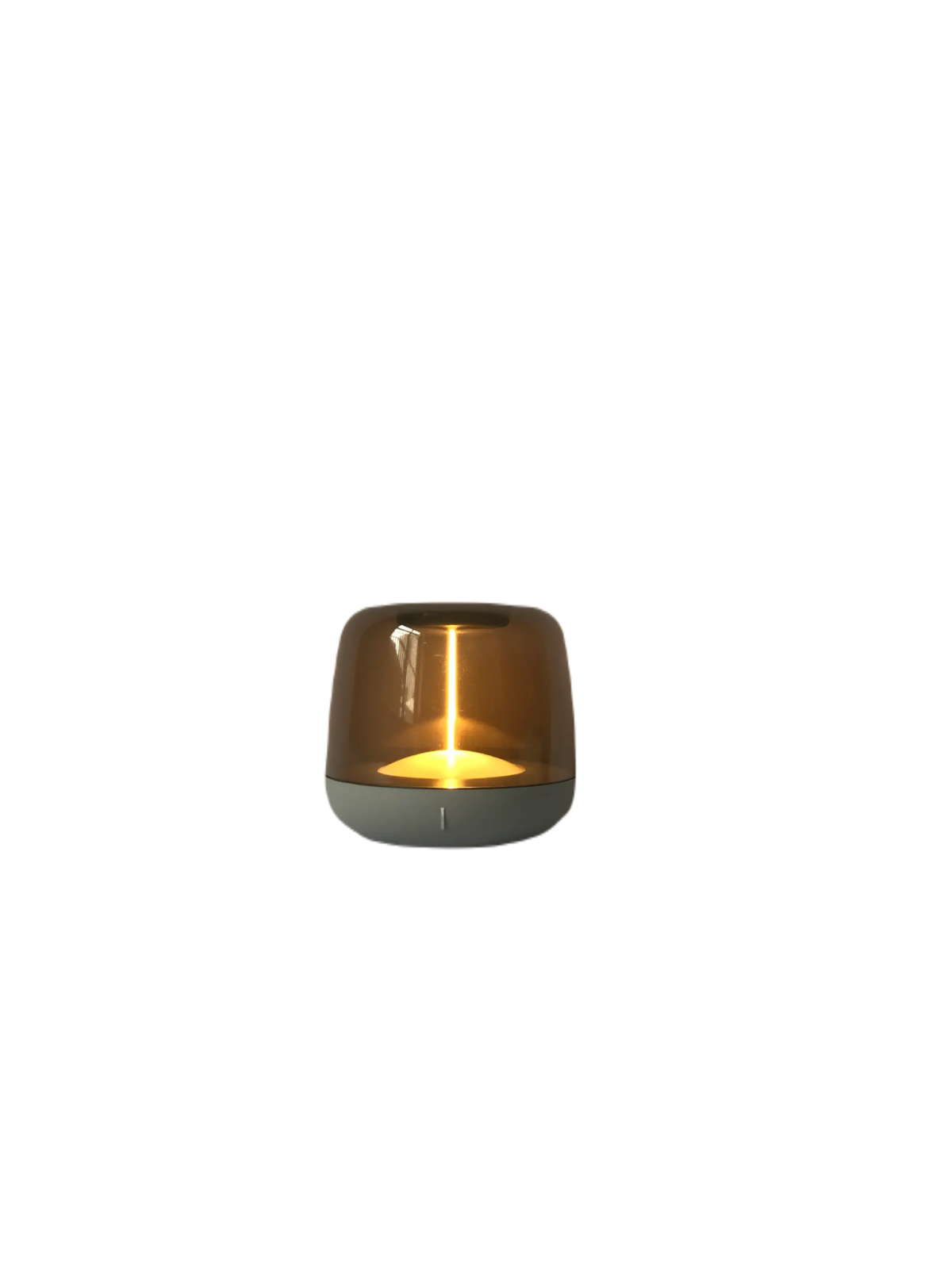 Een moderne tafellamp met een gloeiende amberkleurige glazen kap staat op een wit oppervlak. De basis is van metaal en het licht creëert een warme ambiance door de doorschijnende kap.