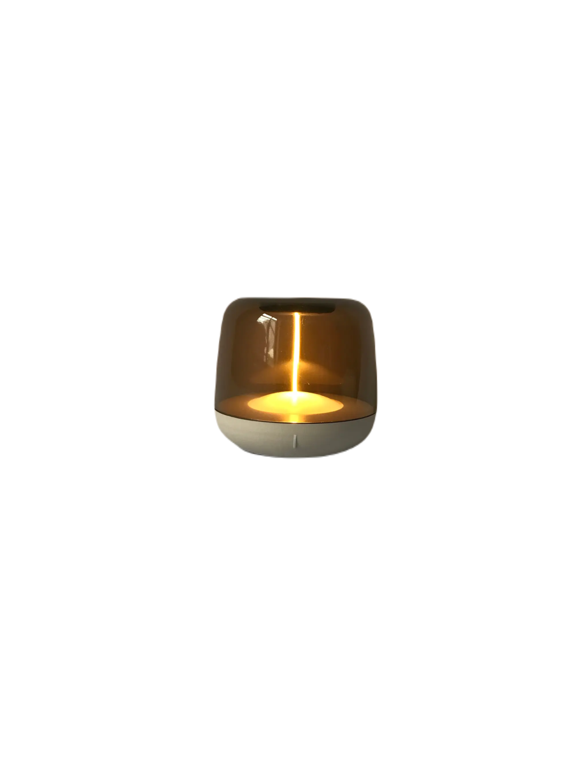 Een gloeiende lamp met een ronde, doorschijnende amberkleurige kap en een strakke, metalen voet, die een warm en gezellig licht uitstraalt.