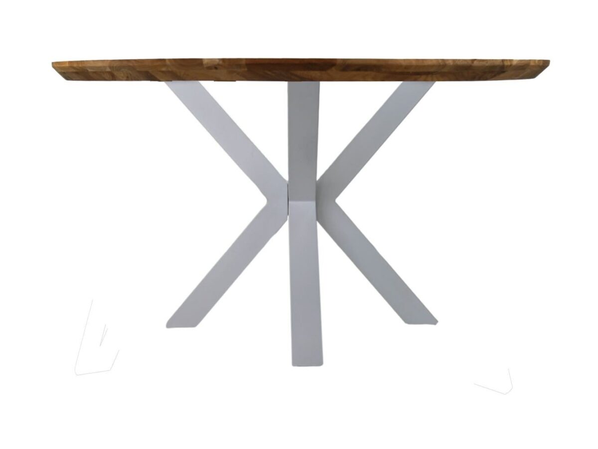 Een ronde houten tafel met een glad blad en een uniek X-vormig onderstel van wit metaal.