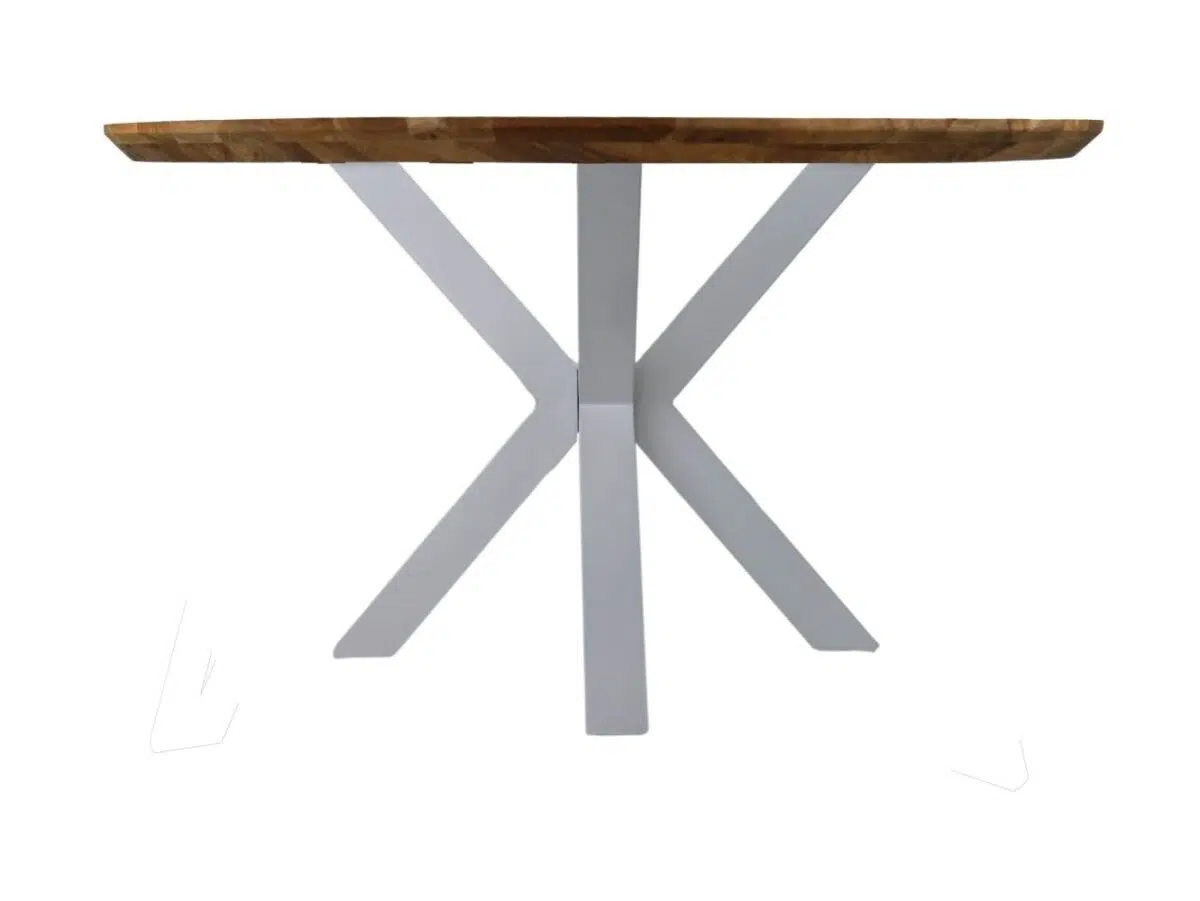 Een ronde houten tafel met een glad blad en een uniek X-vormig onderstel van wit metaal.