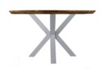 Een ronde houten tafel met een glad blad en een uniek X-vormig onderstel van wit metaal.