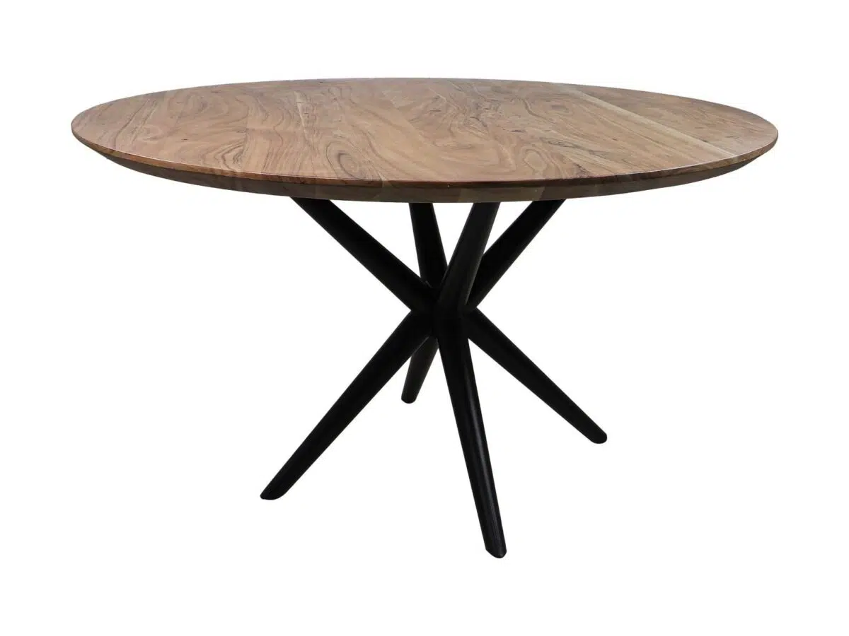 Een ronde houten tafel met een glad oppervlak en een donkere, gekruiste vierpotige metalen basis. Het hout heeft een zichtbaar nerfpatroon en de tafel heeft een eigentijds design.
