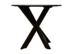 Een ronde, donkergekleurde houten tafel met een modern design met een unieke kruislings geplaatste pootstructuur die een "X"-vorm vormt. Het tafelblad is glad en de algehele uitstraling is minimalistisch en eigentijds.